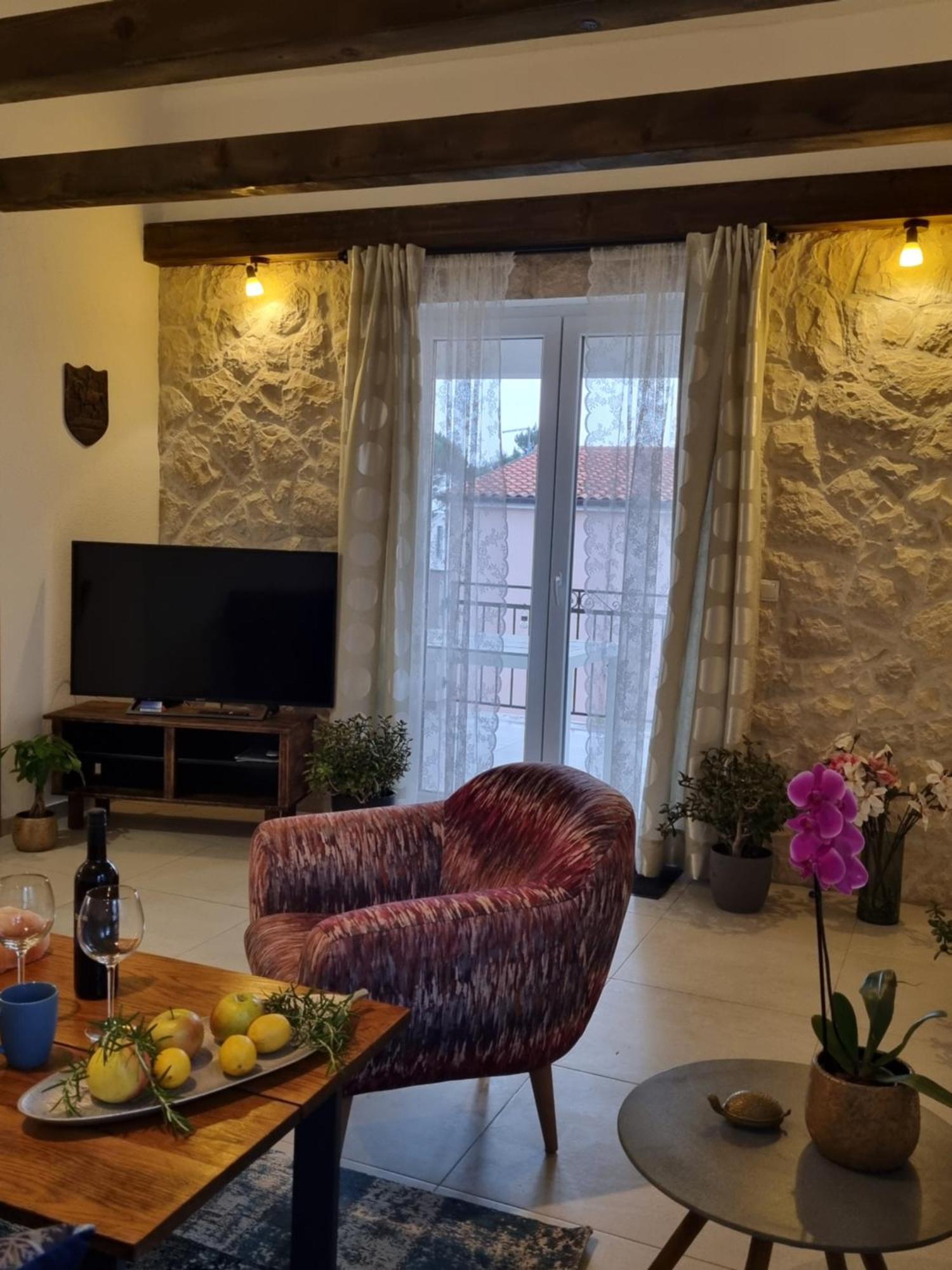 Emilia Apartment *